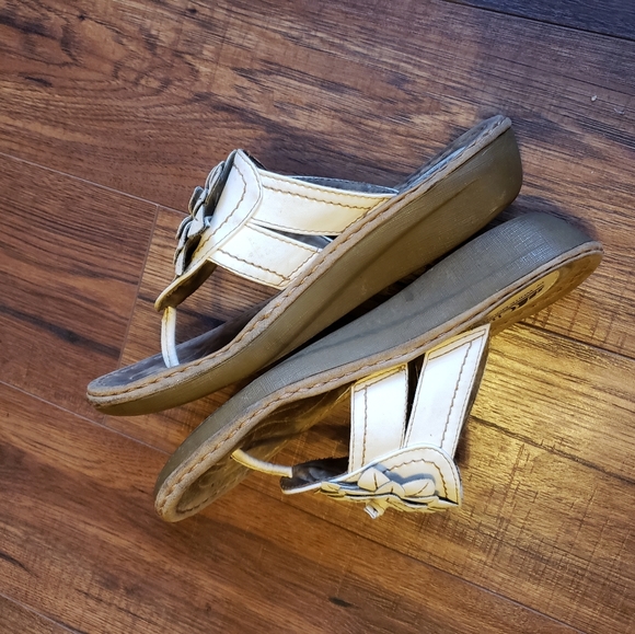 Free with bundle.gorgeous Offwhite Flower flipflops - Picture 11 of 11